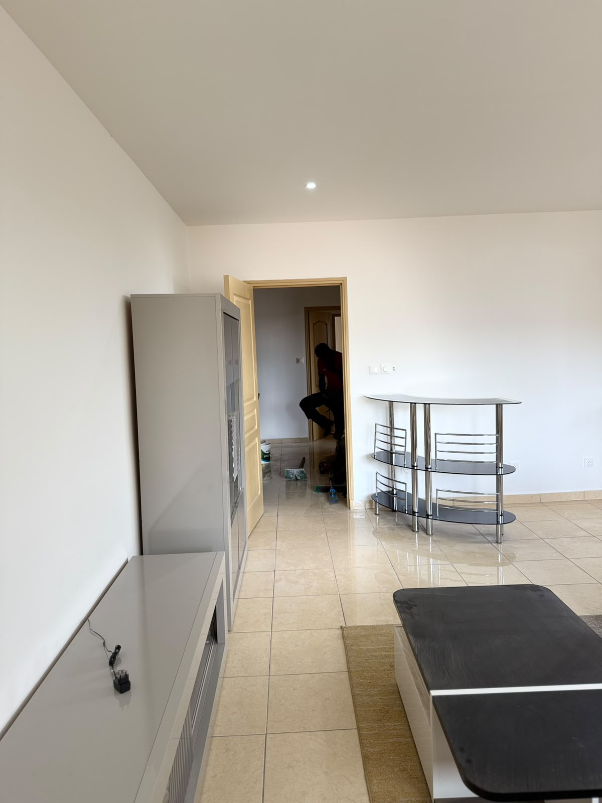 Séjour en cours d'aménagement, mobilier installé et sol nettoyé